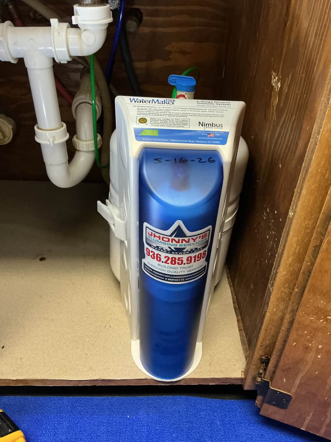 Installed under-sink reverse osmosis system with Jhonny’s Plumbing service sticker